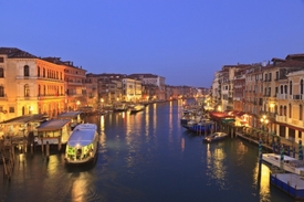 Italské Benátky pod večerní oblohou.