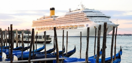 Tak takovéto výletní loďe můžete spatřit v Benátkách.