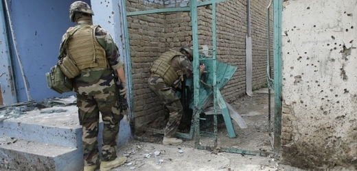 V diplomatické čtvrti Kábulu nedaleko velitelství sil NATO se odpálil sebevražedný atentátník.