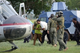 Rimša Masíhová je po svém propuštění odváděna do helikoptéry.