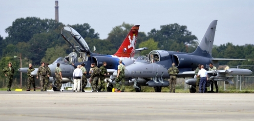 Na bývalé vojenské letiště v Hradci Králové, kde se o víkendu koná velká letecká přehlídka CIAF 2012, se začaly 7. září přesouvat výstavní exponáty. Na snímku je příprava letadel české armády na letecké stojánce.