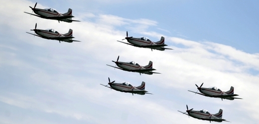 Na snímku je přílet sedmi letounů Pilatus PC-9M z Chorvatska.