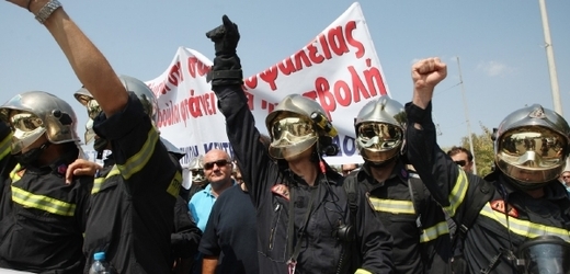 Řečtí hasiči demonstrují v Soluni proti dalším škrtům.