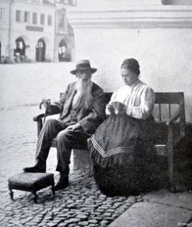 Básník Jaroslav Vrchlický v Domažlicích s ošetřovatelkou, snímek pořízen v létě 1912.