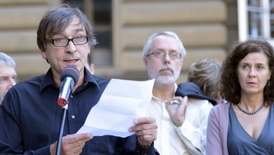 Herec Ondřej Pavleka čte text petice, v pozadí stojí Ondřej Černý.