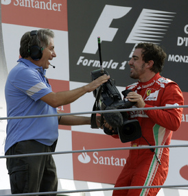 Fernando Alonso (vpravo) v Itálii navýšil vedení v mistrovství světa.