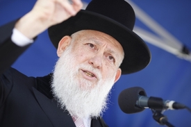 Rabbi Yitzhak Ehrenberg na berlínské demonstraci.