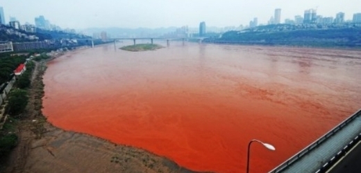 Čínská řeka Jang-c´-ťiang vypadá jako rajčatový džus.