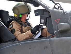 Princ Harry je pilotem vrtulníku Apache.