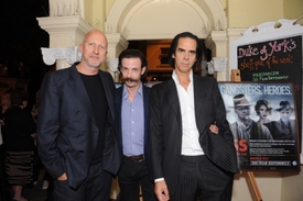 Režisér filmu John Hillcoat (vlevo) a autor filmové hudby Nick Cave (vpravo).