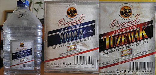 Nebezpečný alkohol se prodával v lahvích s etiketou likérky Drak.