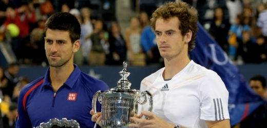 Andy Muray (vpravo) s trofejí pro vítěze US Open a Novak Djokoivč s cenou za druhé místo.