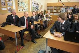 Prezident Putin a moskevský starosta Sobjanin v gymnáziu č. 1509.
