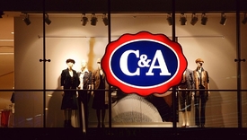 V čele žebříčku oděvních řetězců v tuzemsku stojí C&A s obratem více než tři miliardy korun. 