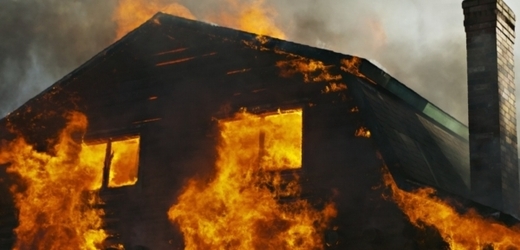 Při požáru rodinného domu naštěstí nebyl nikdo zraněn (ilustrační foto).