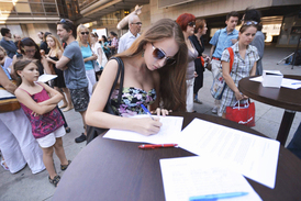 Lidé podepisují petici za Ondřeje Černého.