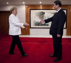 Si Ťin-pching se vítá v Pekingu s německou kancléřkou Angelou Merkelovou.