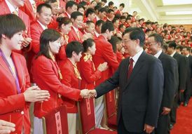Chybí někdo? Čínská politická elita při setkání s čínskými olympioniky. 