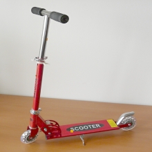 Koloběžka Scooter z Číny je podle České obchodní inspekce pro děti velmi nebezpečná.