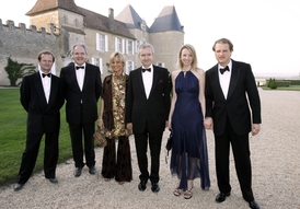 Bernard Arnault s manželkou, dcerou, jejím přítelem a dvěma svými spolupracovníky.. 
