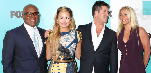 Porotci amerického X Factoru. Zleva L. A. Reid, Demi Lovato, Simon Cowell a Britney Spearsová.