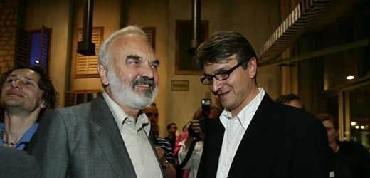 Zdeněk Svěrák (vlevo) píše většinou scénáře, jeho syn Jan je pak režíruje. Není však výjimkou, že se jeden či druhý objeví před kamerou.