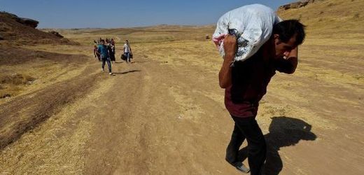 Kruté osudy. Přišel o domov a zbyl jen pytel s pár věcmi. Na snímku běženci na syrsko-irácké hranici. 