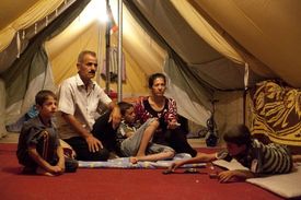Syrská uprchlická rodina ve stanu v severním Iráku.