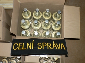 Při pondělních kontrolách objevili celníci v jedné provozovně 113 lahví lihovin bez kolku (ilustrační foto).