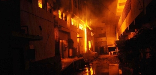 Nejméně 110 obětí si vyžádal požár, který vypukl v textilní továrně v Karáčí. 