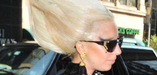 Lady Gaga si už pravděpodovně nestihla udělat s účesem nic dostatečně šíleného, tak si alespoň narychlo učesala aerodynamické háro.