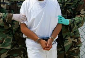 Stráže převáději vězně na Guantánamu.