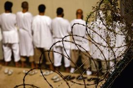 Podezřelí teroristé se modlí ráno na Guantánamu.