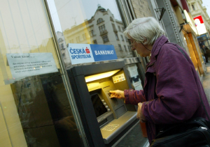 Česká spořitelna chce některé bankomaty přestavět tak, aby byly bezbariérové (ilustrační foto).