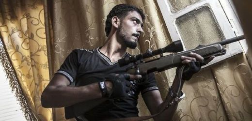 Odstřelovač opozice v Homsu. 