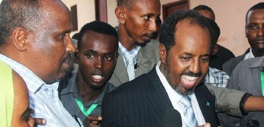 Novopečený somálský prezident Hassan Sheikh Mohamoud (v tmavém obleku).