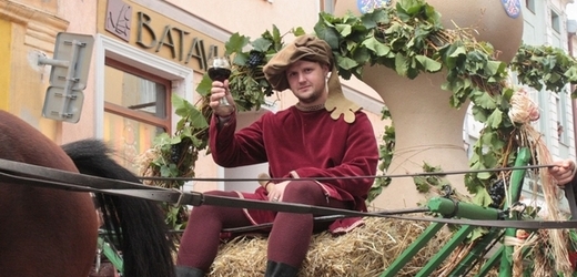 K vinobraní patří tradičně kostýmy a masky (ilustrační foto).