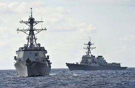 USSA Farragut (vlevo) a USS Laboon.