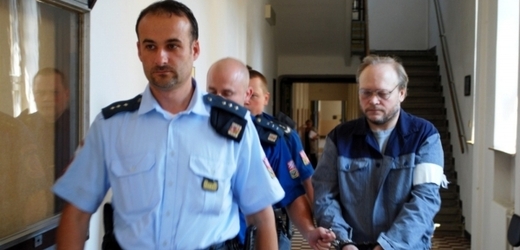 Jan Ryška (vpravo) si za brutální vraždu manželky odsedí sedmnáct let.