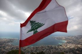 Vlajka nad křesťanskou obcí Harísa v Libanonu.