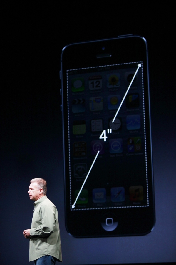 Displej iPhonu 5 má úhlopříčku čtyři palce oproti 3,5 palce u předchozích modelů.