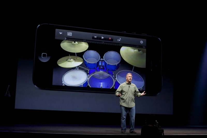 Součástí prezentace nového iPhonu 5 byla i ukázka, jak chytrý telefon přehrává hudbu.