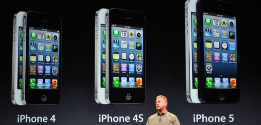 Srovnání velikostí. Nový iPhone 5 je o poznání větší než předchozí verze a na displej se mu tak vejde víc aplikací.
