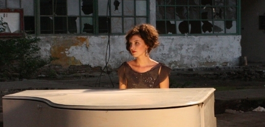 Sára Vondrášková v klipu Davida Ondříčka k filmu Ve stínu.