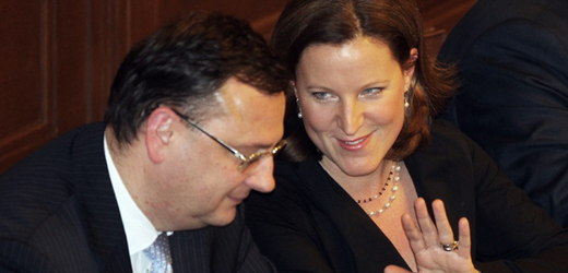 Vicepremiérka Karolina Peake a premiér Petr Nečas.