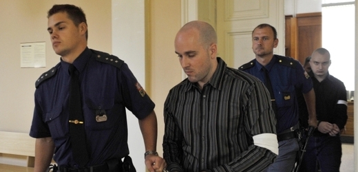 Michal Smékal a Michal Škňouřil přicházejí k soudu.