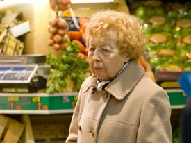 Obzvlášť důchodci zažívají na předváděcích akcích silný psychický nátlak, aby si zakoupili drahé zboží (ilustrační foto).