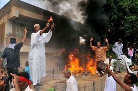 Hořící německá ambasáda v Chartúmu. 