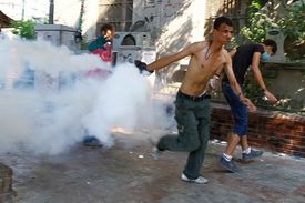 Nepokoje před ambasádou USA v Káhiře. 