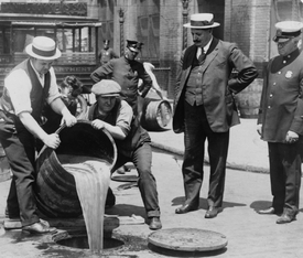 Zabavené pivo končí v kanále. Prohibice v USA trvala od roku 1920 do 1933.